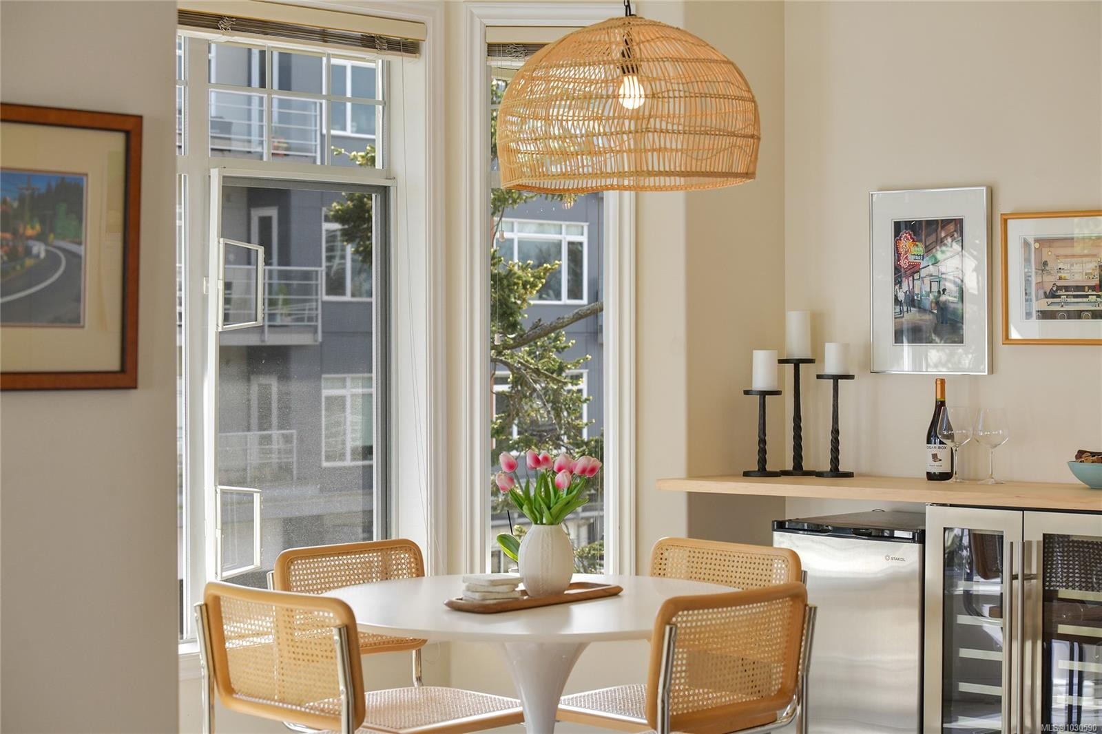 302-9870 Second St, Sidney, BC - Indoor Photo Showing Dining Room