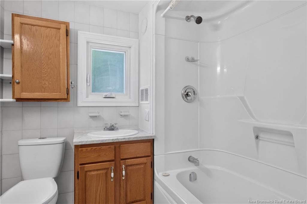 110 Cornhill, Moncton, NB - Indoor Photo Showing Bathroom