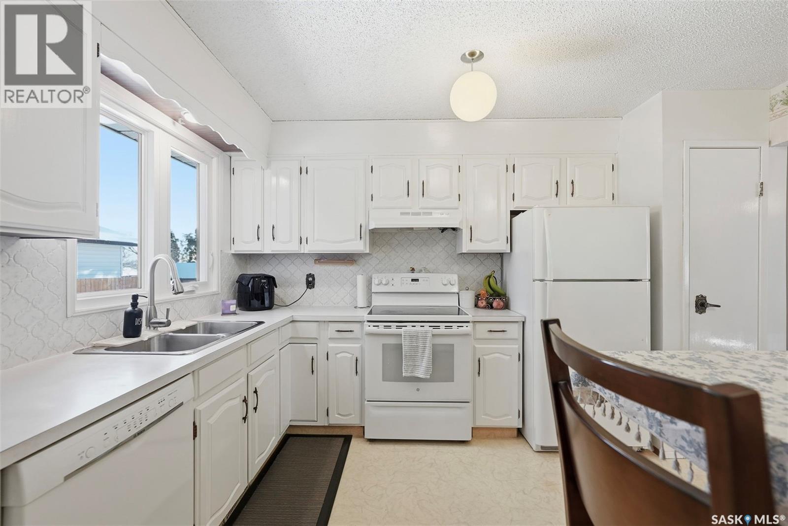431 Sylvian Crescent, Saskatoon, SK - Indoor Photo Showing Kitchen With Double Sink