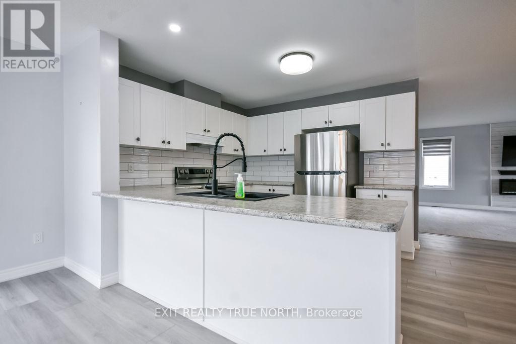 8 Sinclair Crescent, Ramara, ON - Indoor Photo Showing Kitchen With Upgraded Kitchen