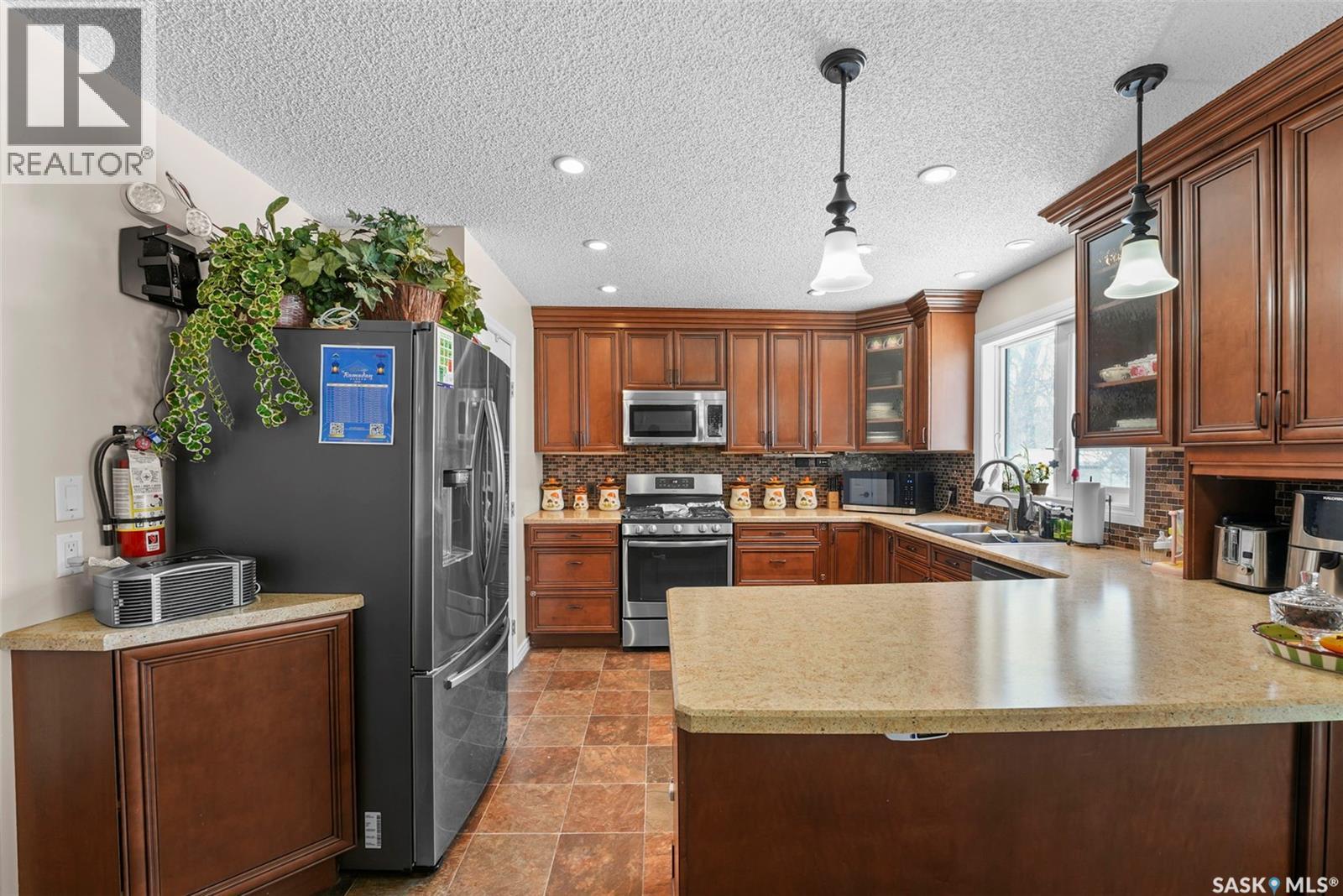 55 Noonan Road, Regina, SK - Indoor Photo Showing Kitchen With Double Sink With Upgraded Kitchen