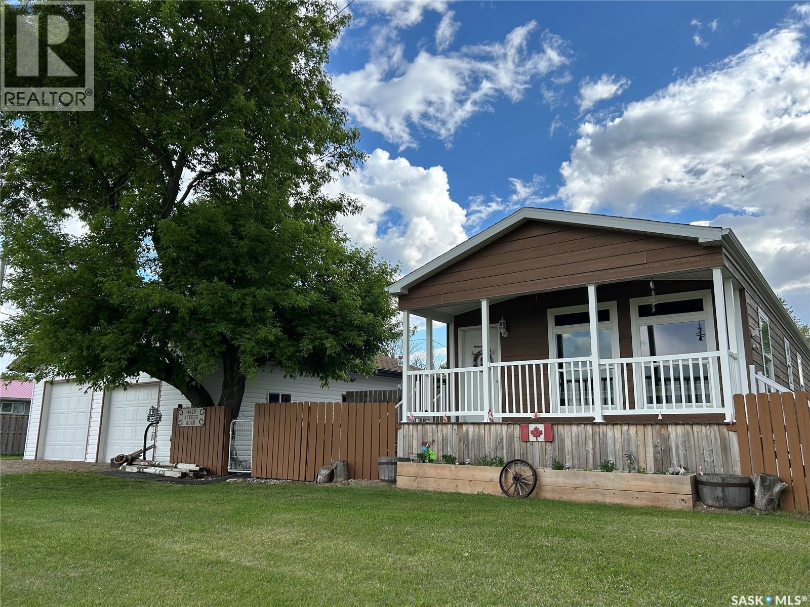4425 Access Road, Halbrite, SK - Outdoor With Deck Patio Veranda