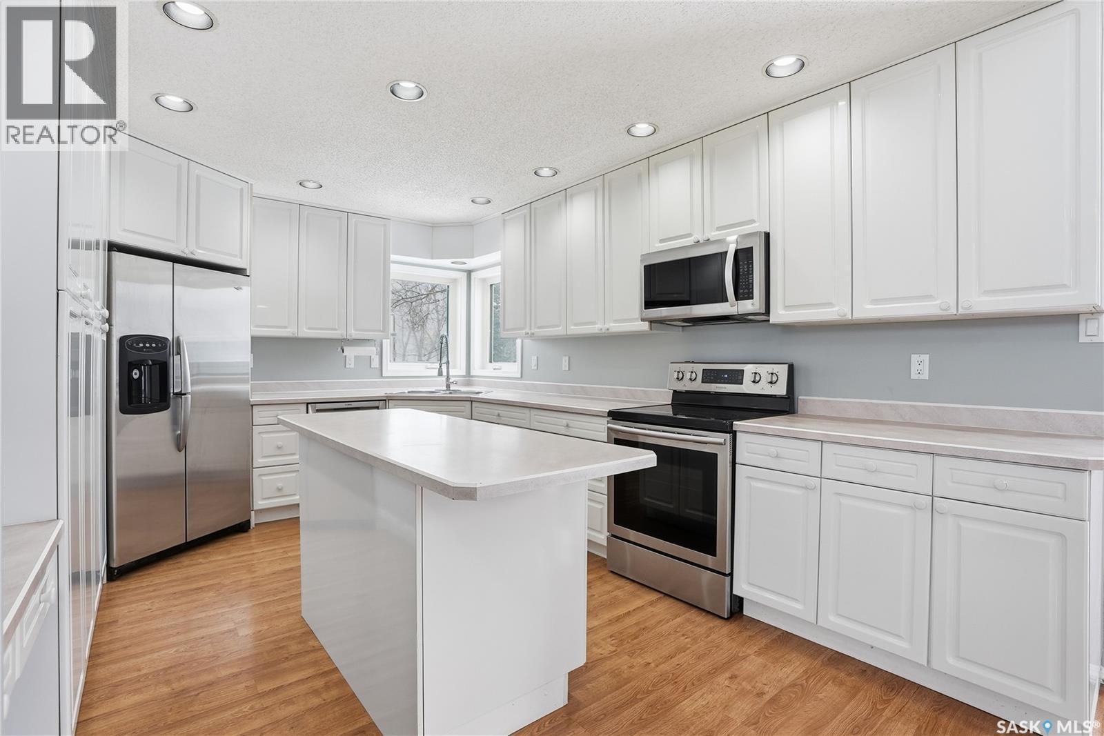 414 Forsyth Way, Saskatoon, SK - Indoor Photo Showing Kitchen With Stainless Steel Kitchen With Upgraded Kitchen