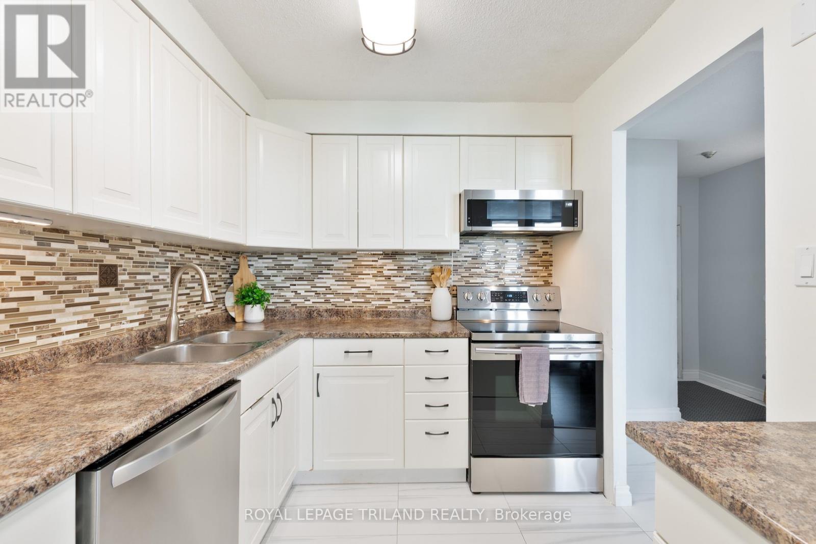 2703 - 323 Colborne Street, London East (East K), ON - Indoor Photo Showing Kitchen With Double Sink With Upgraded Kitchen