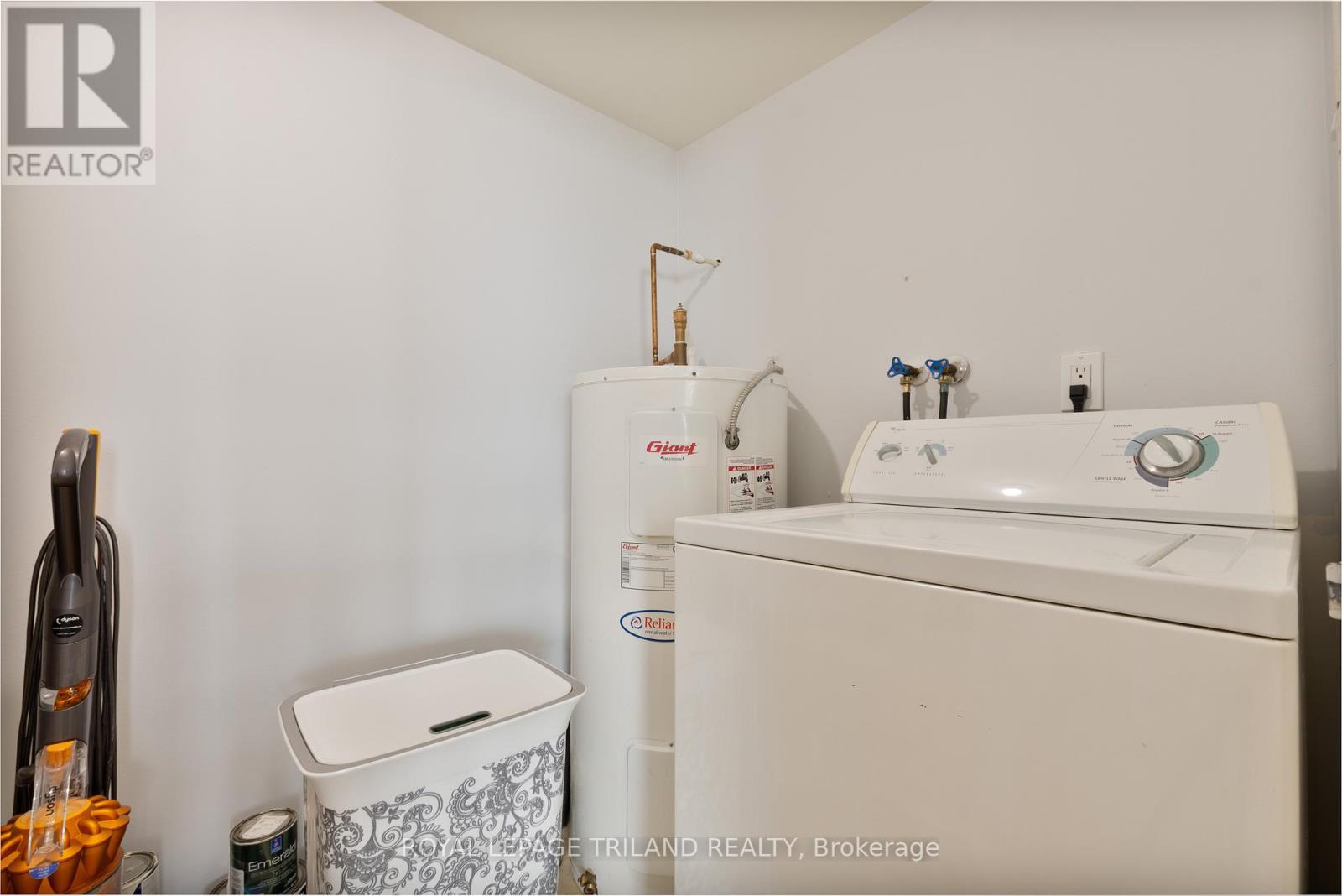 2703 - 323 Colborne Street, London East (East K), ON - Indoor Photo Showing Laundry Room