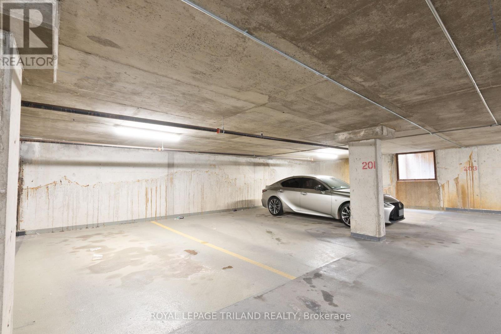2703 - 323 Colborne Street, London East (East K), ON - Indoor Photo Showing Garage