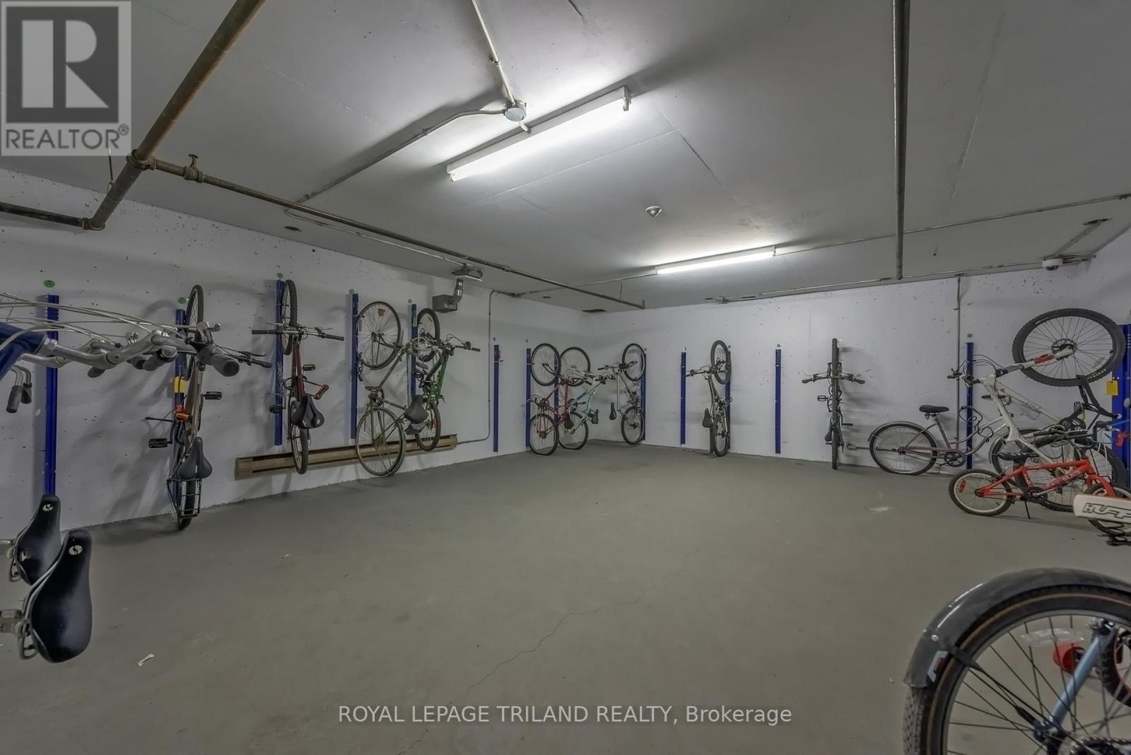 2703 - 323 Colborne Street, London East (East K), ON - Indoor Photo Showing Garage