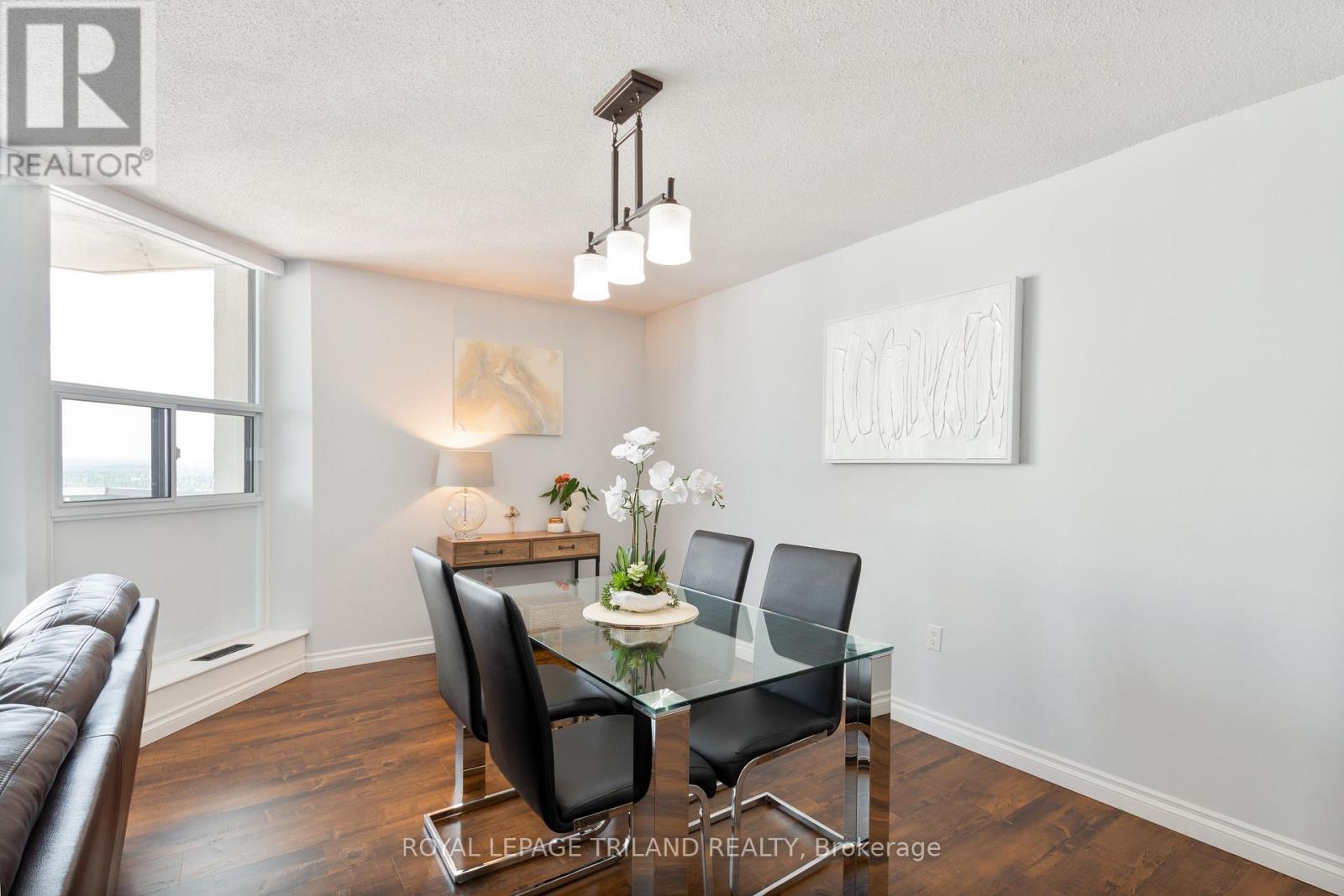 2703 - 323 Colborne Street, London East (East K), ON - Indoor Photo Showing Dining Room