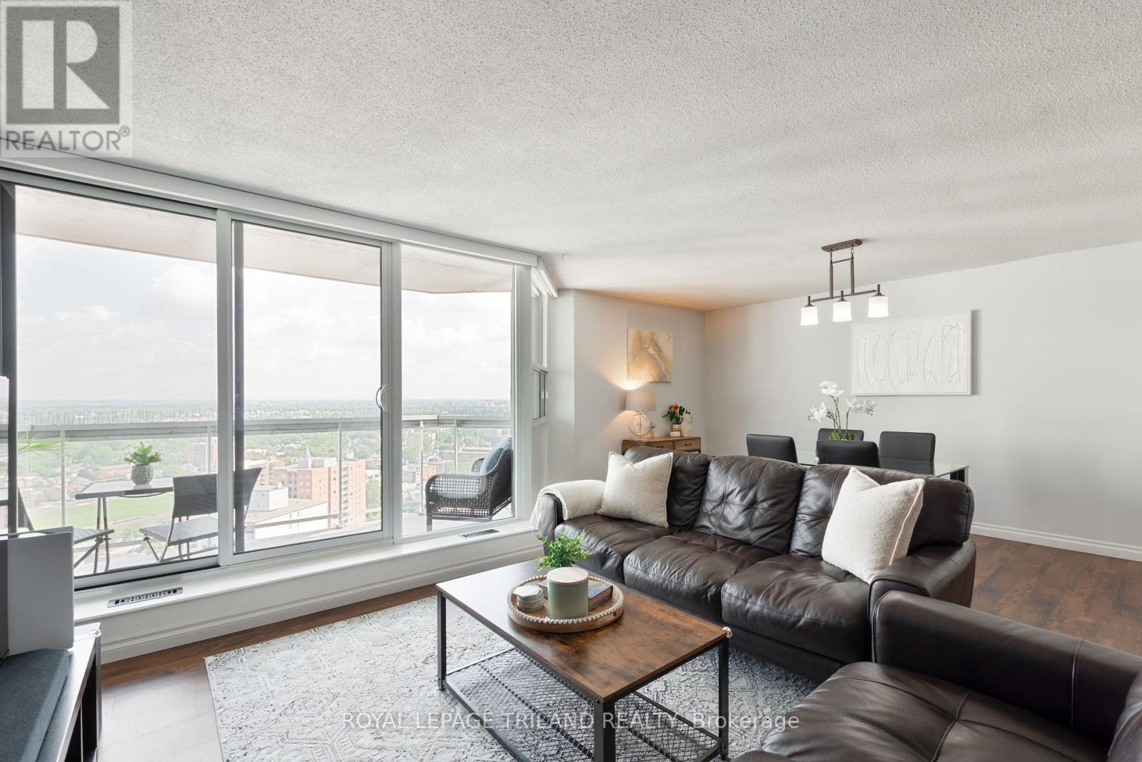 2703 - 323 Colborne Street, London East (East K), ON - Indoor Photo Showing Living Room