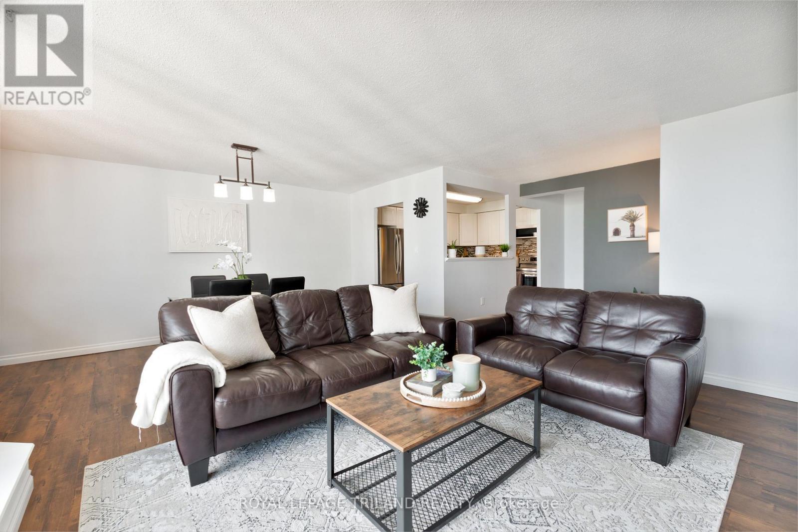 2703 - 323 Colborne Street, London East (East K), ON - Indoor Photo Showing Living Room