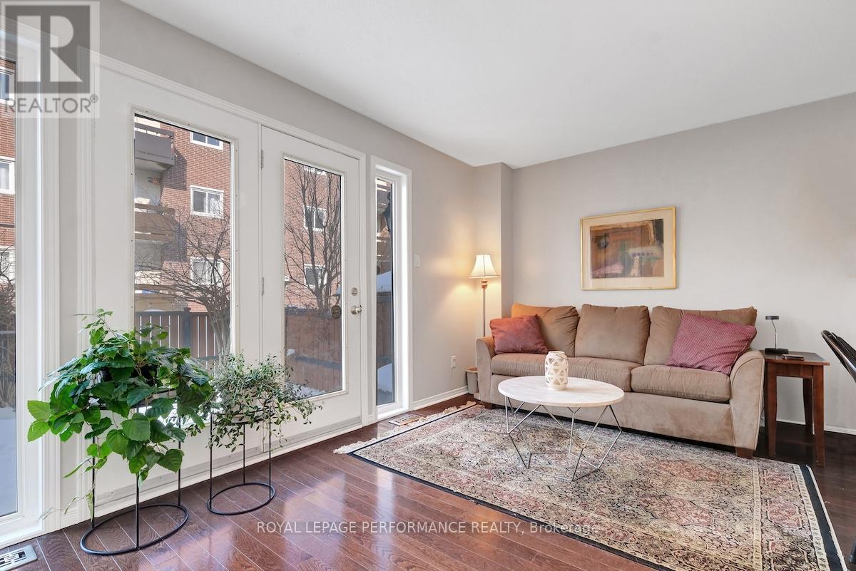 175 Arcola Private, Ottawa, ON - Indoor Photo Showing Living Room
