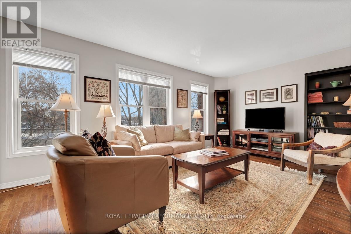 175 Arcola Private, Ottawa, ON - Indoor Photo Showing Living Room