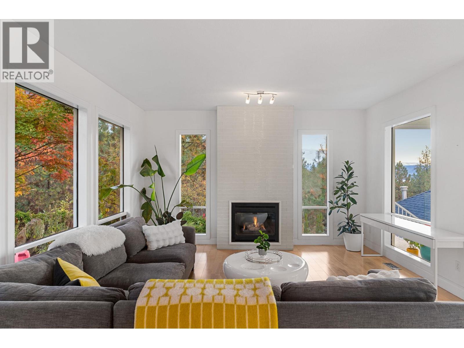 2270 Grantham Road, Kelowna, BC - Indoor Photo Showing Living Room With Fireplace