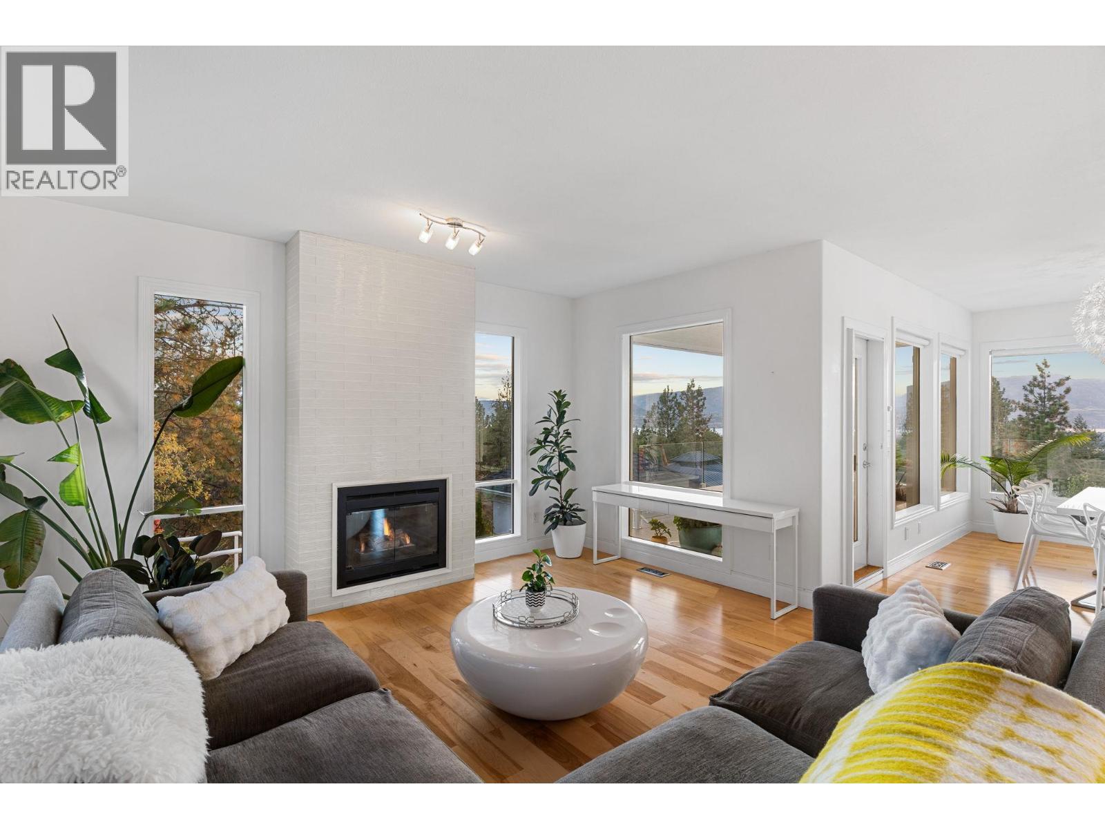 2270 Grantham Road, Kelowna, BC - Indoor Photo Showing Living Room With Fireplace