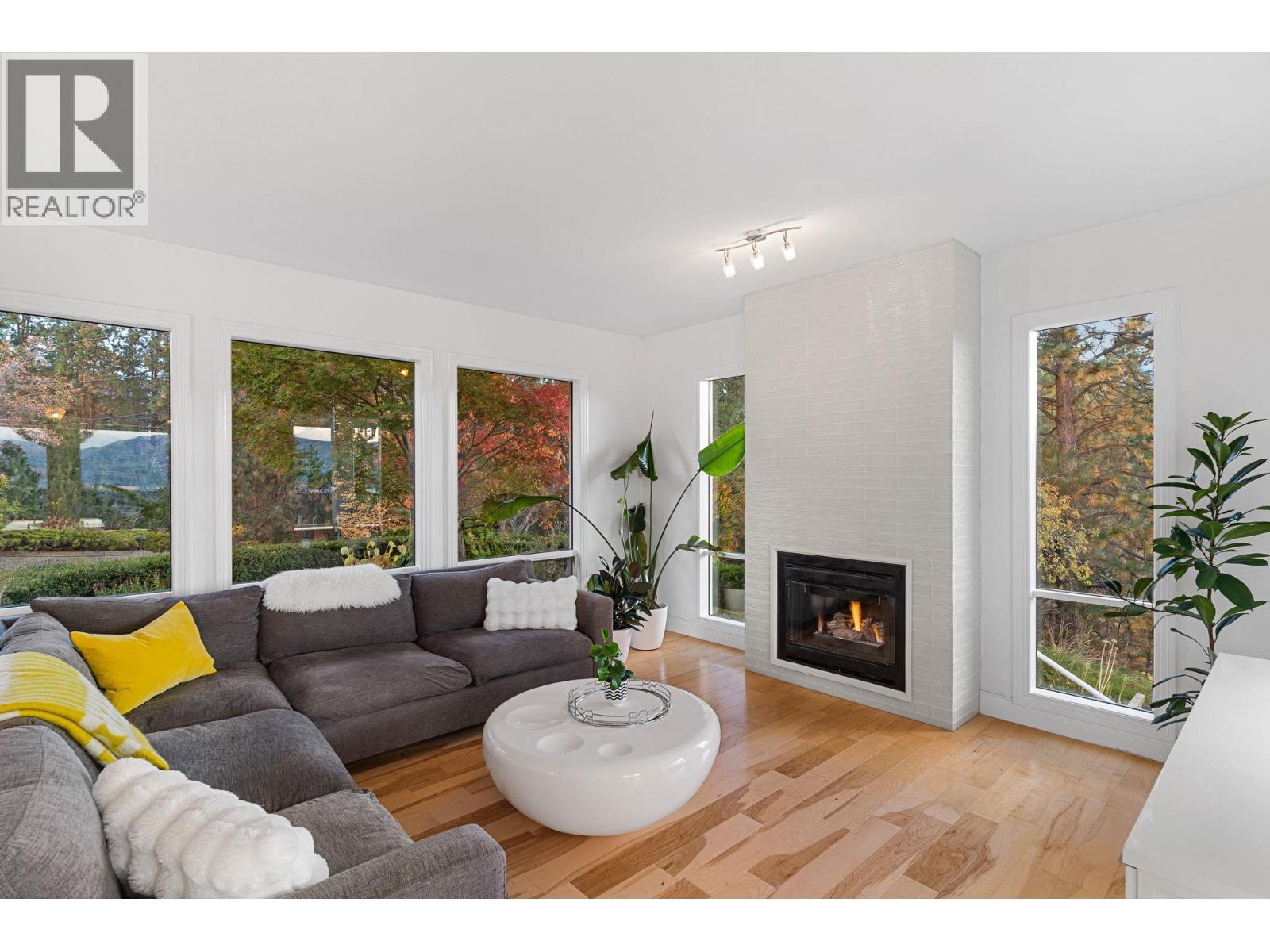2270 Grantham Road, Kelowna, BC - Indoor Photo Showing Living Room With Fireplace