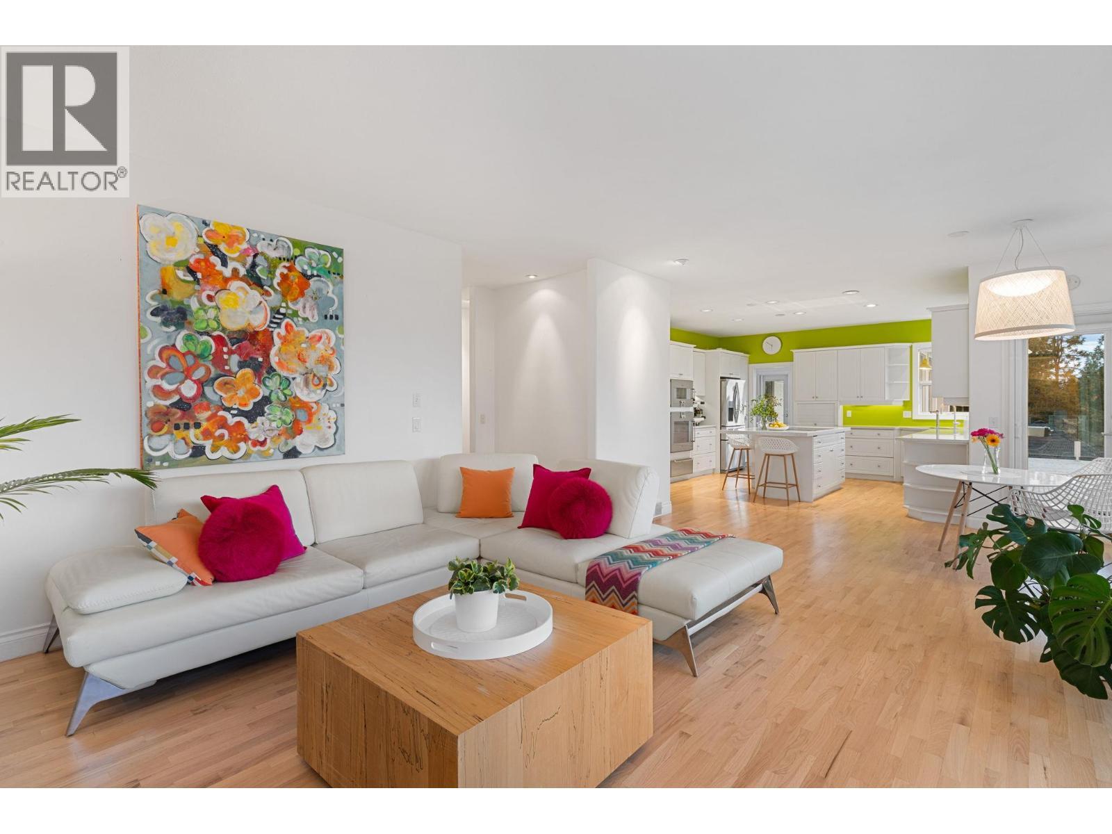 2270 Grantham Road, Kelowna, BC - Indoor Photo Showing Living Room