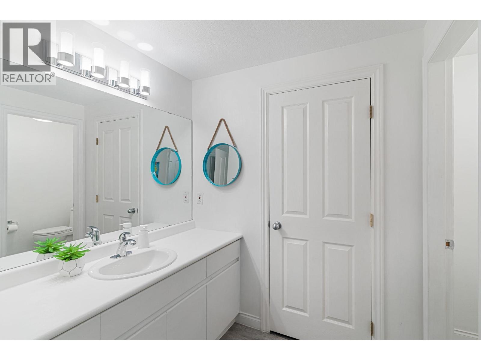 2270 Grantham Road, Kelowna, BC - Indoor Photo Showing Bathroom