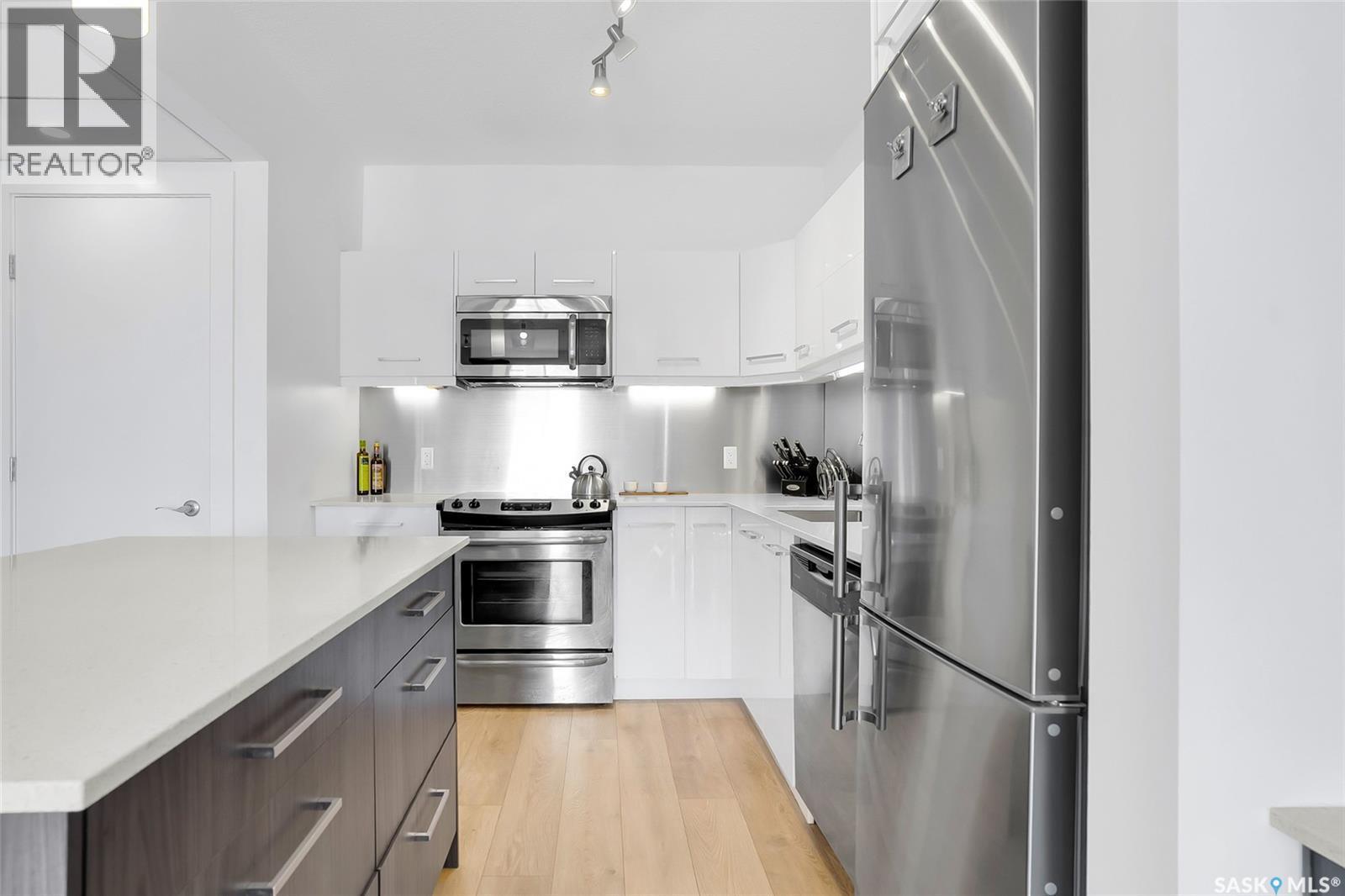 206 404 C Avenue S, Saskatoon, SK - Indoor Photo Showing Kitchen With Stainless Steel Kitchen With Upgraded Kitchen