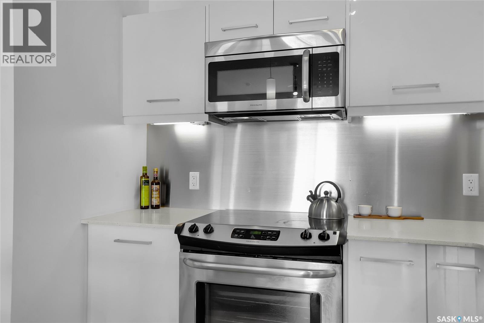 206 404 C Avenue S, Saskatoon, SK - Indoor Photo Showing Kitchen