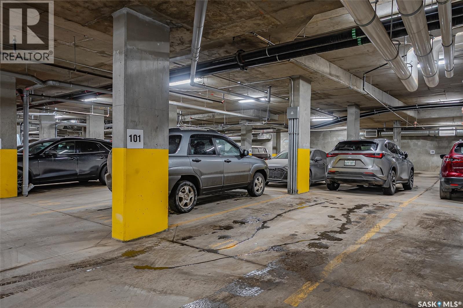206 404 C Avenue S, Saskatoon, SK - Indoor Photo Showing Garage