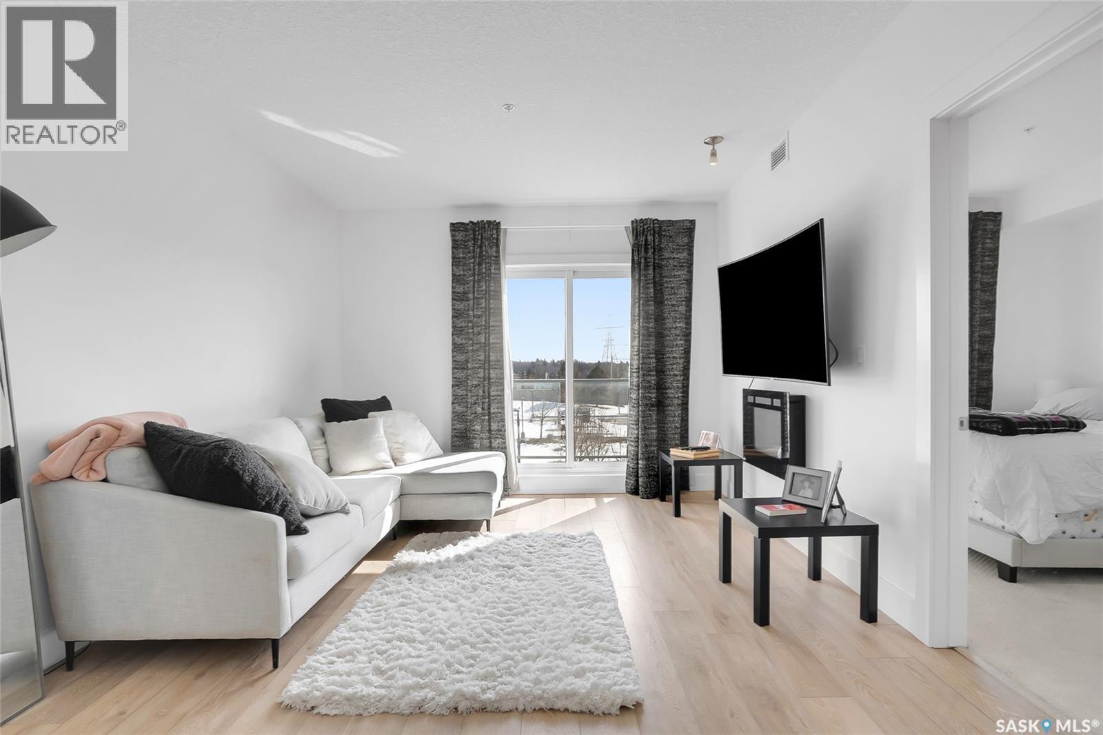 206 404 C Avenue S, Saskatoon, SK - Indoor Photo Showing Living Room