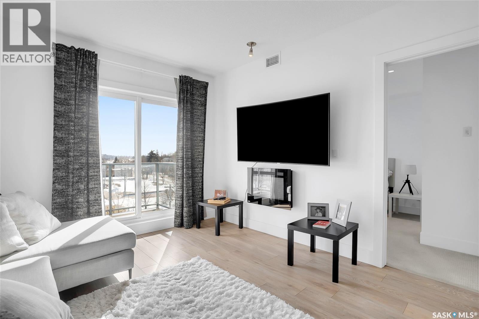 206 404 C Avenue S, Saskatoon, SK - Indoor Photo Showing Living Room