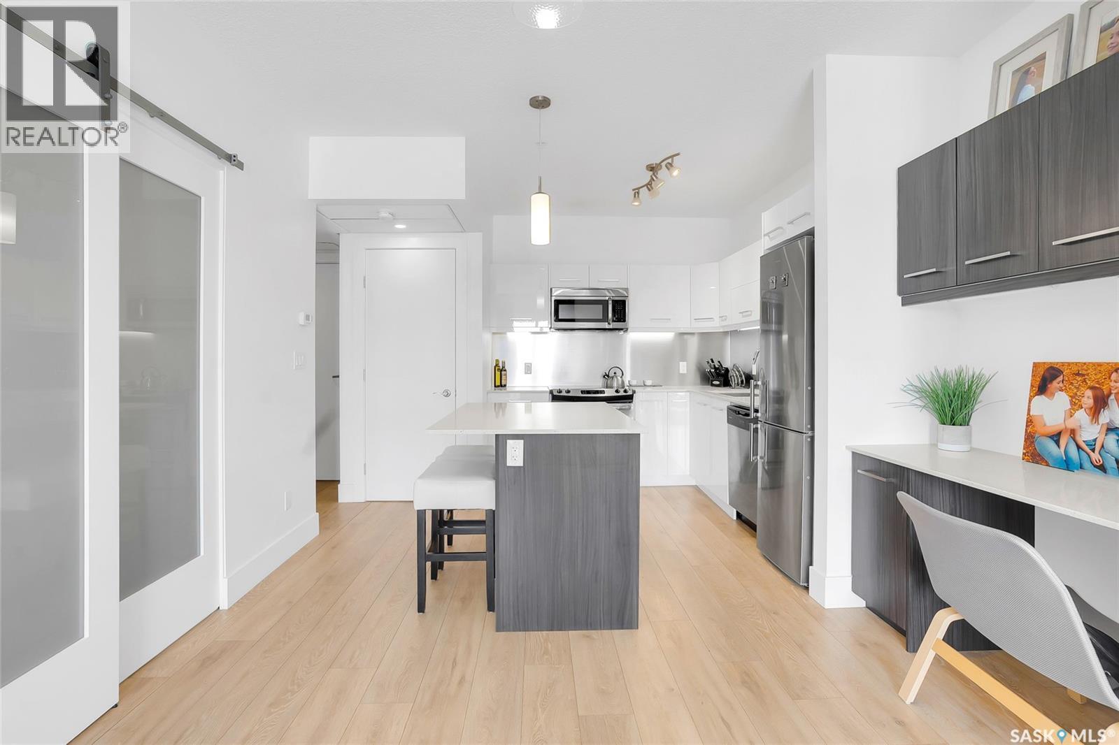 206 404 C Avenue S, Saskatoon, SK - Indoor Photo Showing Kitchen With Stainless Steel Kitchen With Upgraded Kitchen