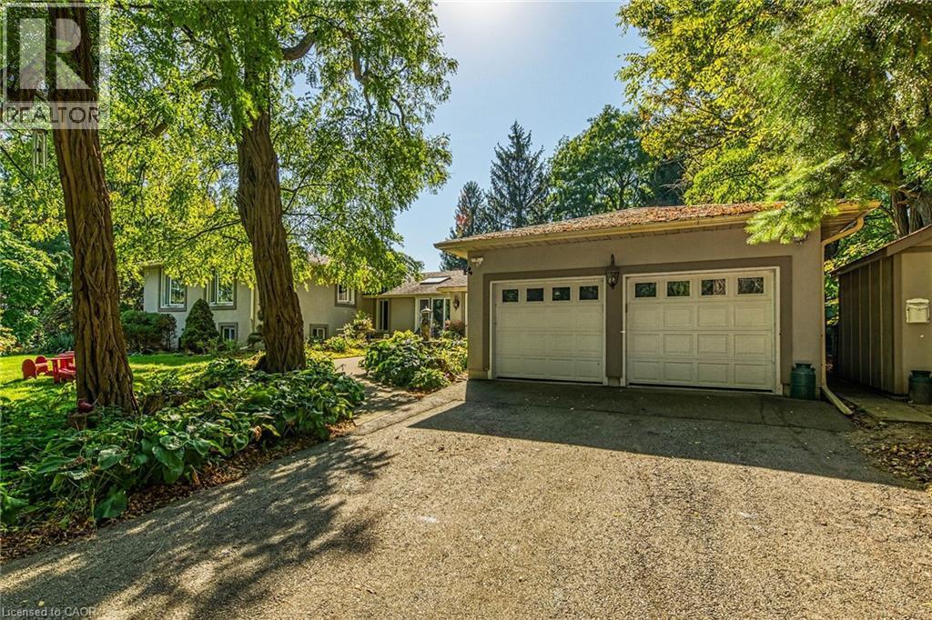 View of garage - 5590 Blind Line, Burlington, ON - Outdoor