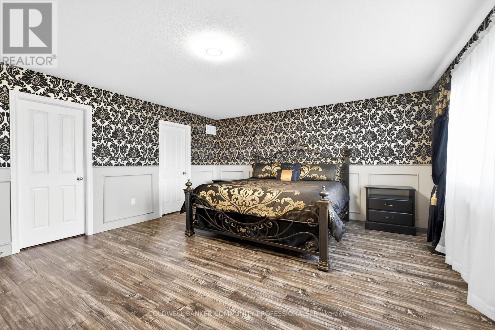 182 Irwin Avenue, Hamilton, ON - Indoor Photo Showing Bedroom