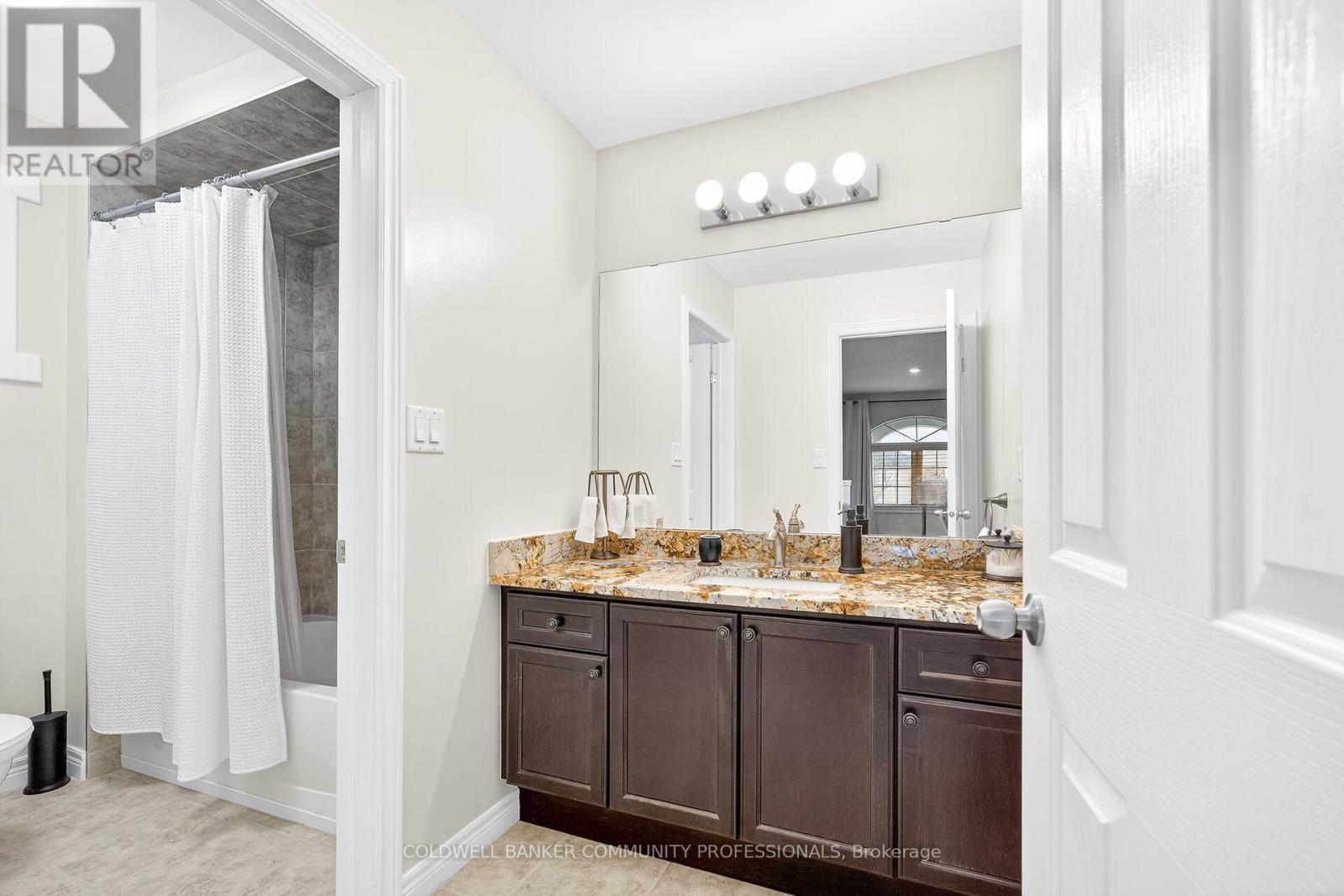 182 Irwin Avenue, Hamilton, ON - Indoor Photo Showing Bathroom