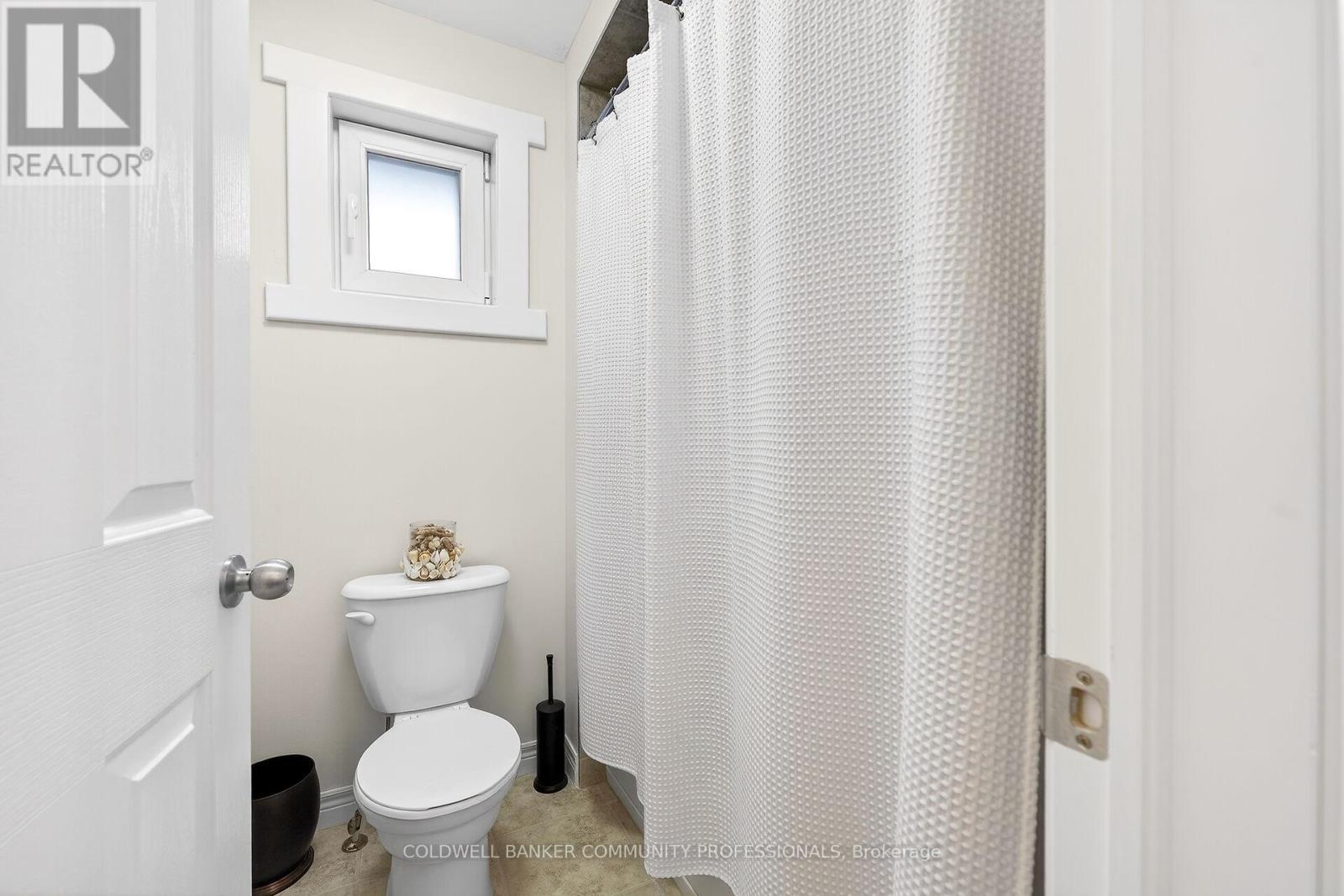 182 Irwin Avenue, Hamilton, ON - Indoor Photo Showing Bathroom