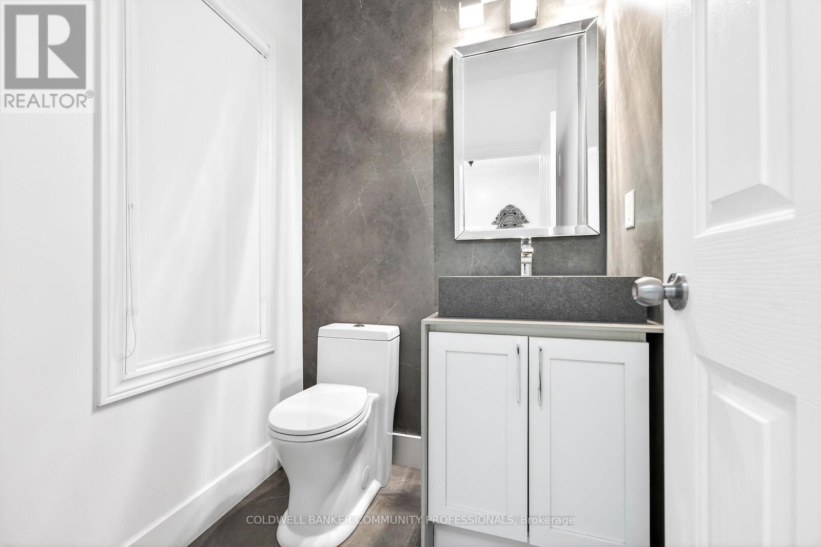 182 Irwin Avenue, Hamilton, ON - Indoor Photo Showing Bathroom