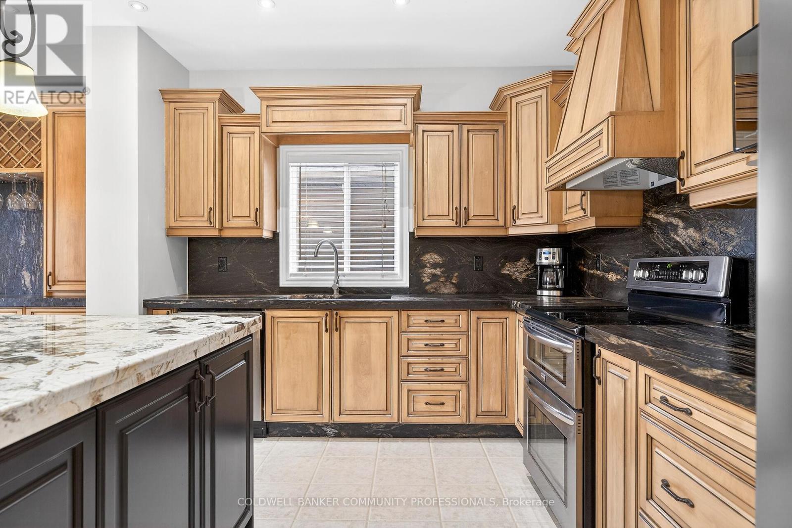 182 Irwin Avenue, Hamilton, ON - Indoor Photo Showing Kitchen