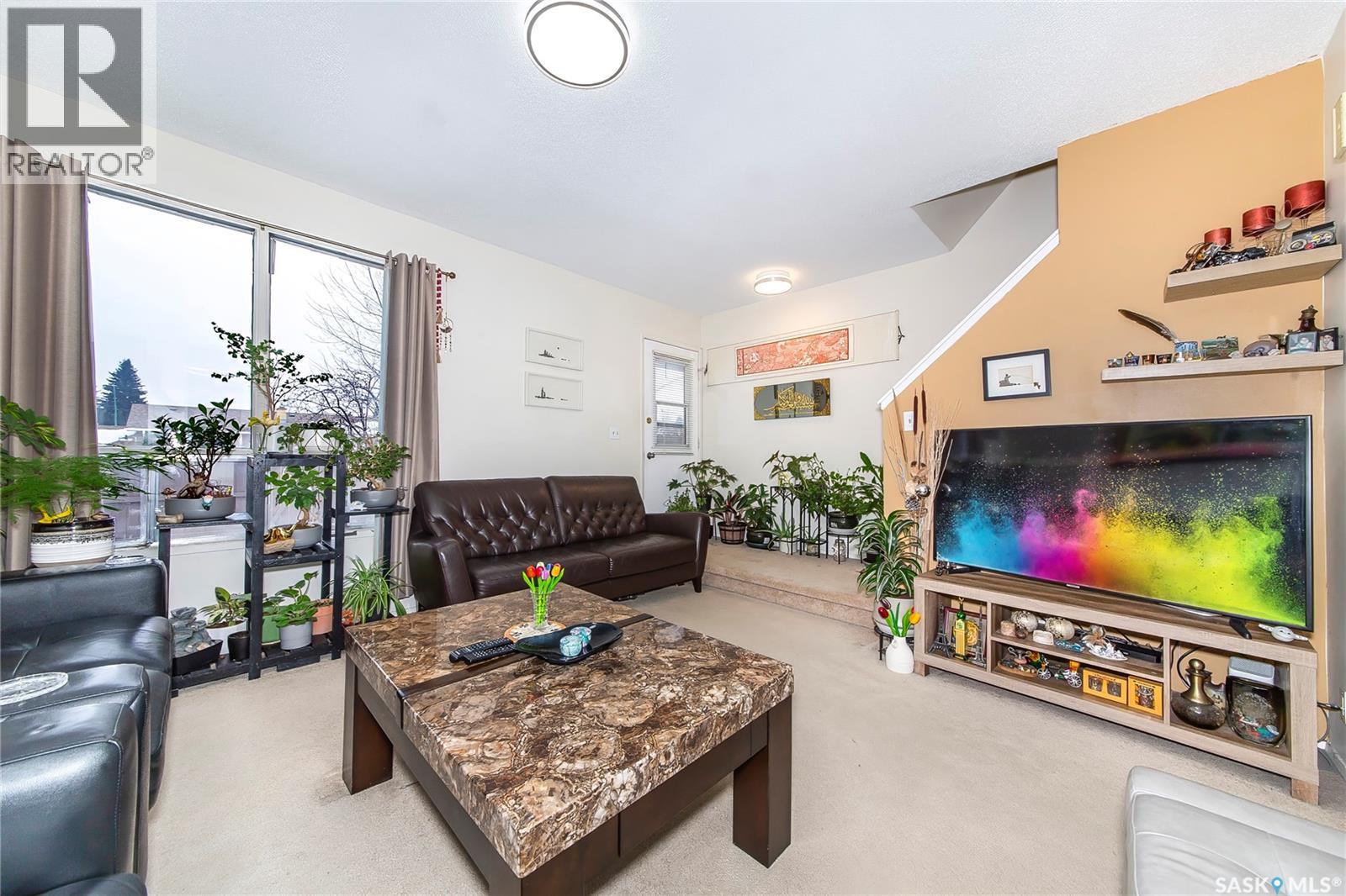 147 1128 Mckercher Drive, Saskatoon, SK - Indoor Photo Showing Living Room