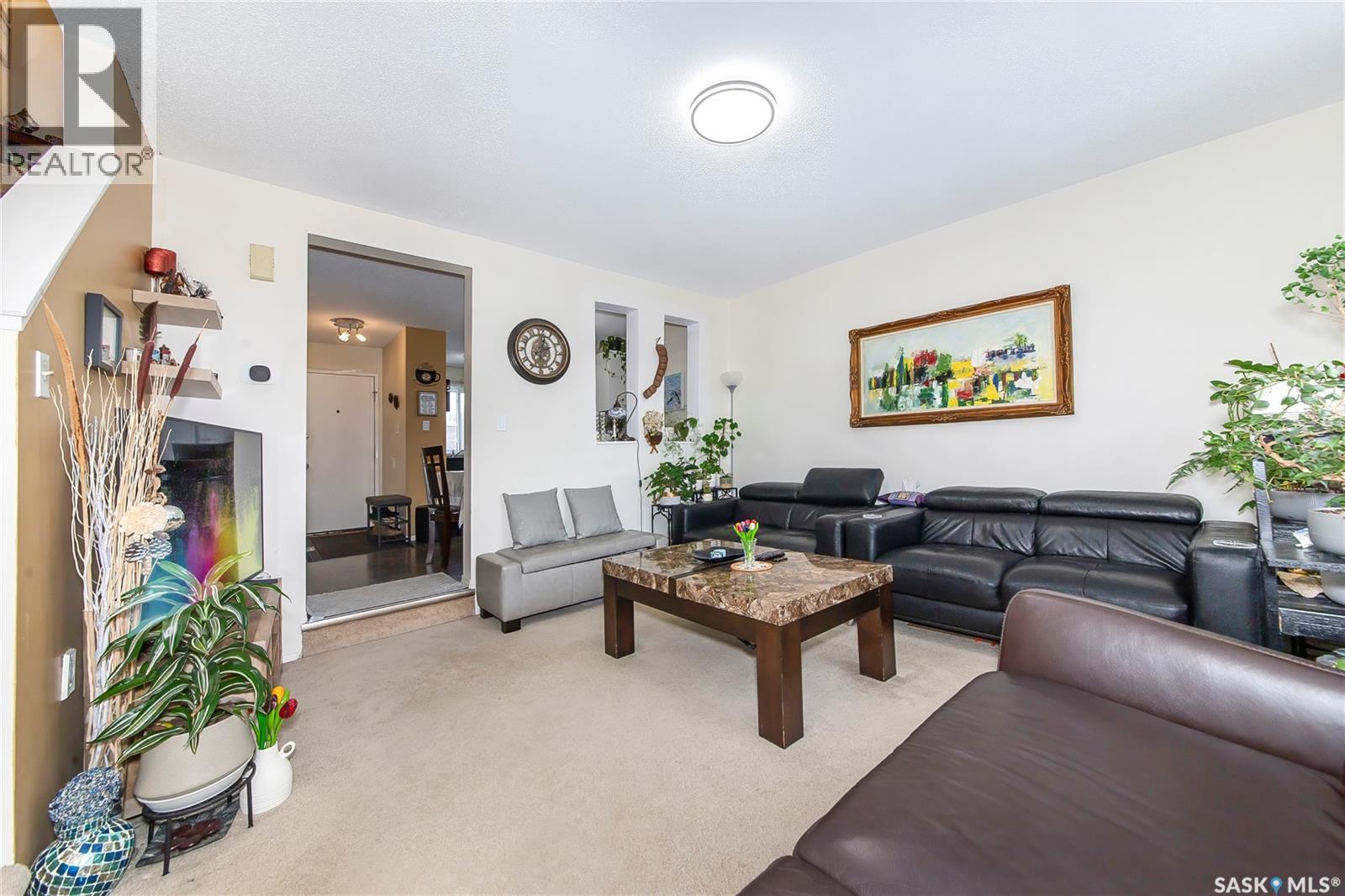 147 1128 Mckercher Drive, Saskatoon, SK - Indoor Photo Showing Living Room