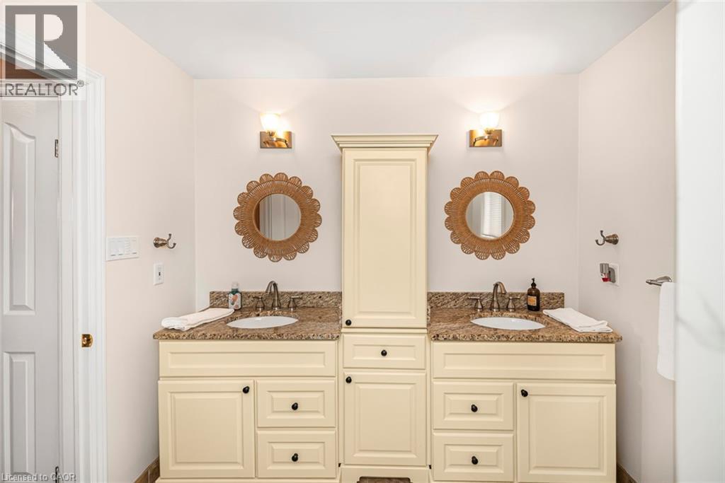 Full bath featuring double vanity - 40 Artistic Boulevard, Hamilton, ON - Indoor Photo Showing Bathroom