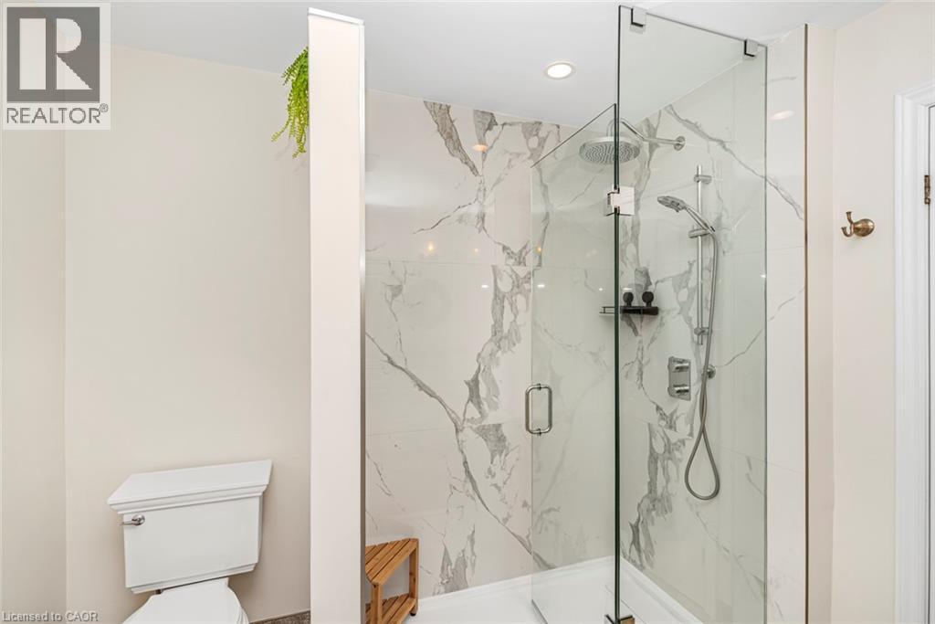 Full bath with a marble finish shower and toilet - 40 Artistic Boulevard, Hamilton, ON - Indoor Photo Showing Bathroom