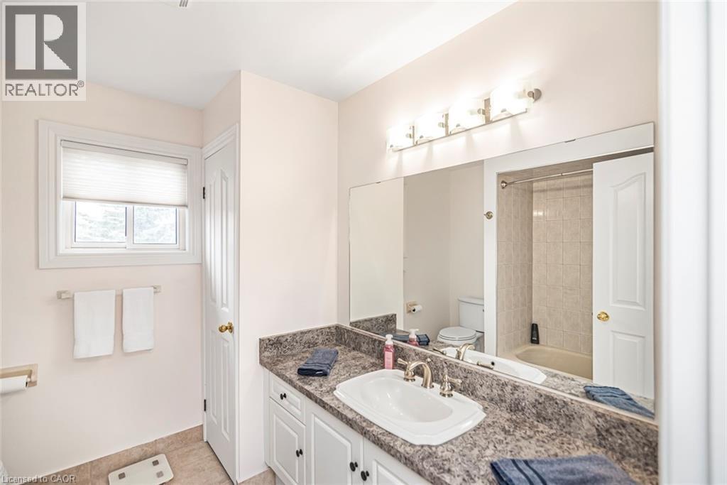 Bathroom featuring vanity and shower / tub combination - 40 Artistic Boulevard, Hamilton, ON - Indoor Photo Showing Bathroom