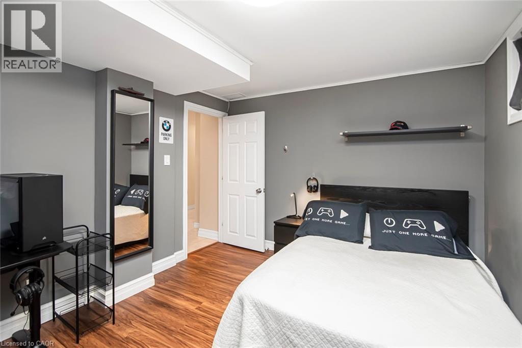Bedroom with light wood-type flooring and baseboards - 40 Artistic Boulevard, Hamilton, ON - Indoor Photo Showing Bedroom