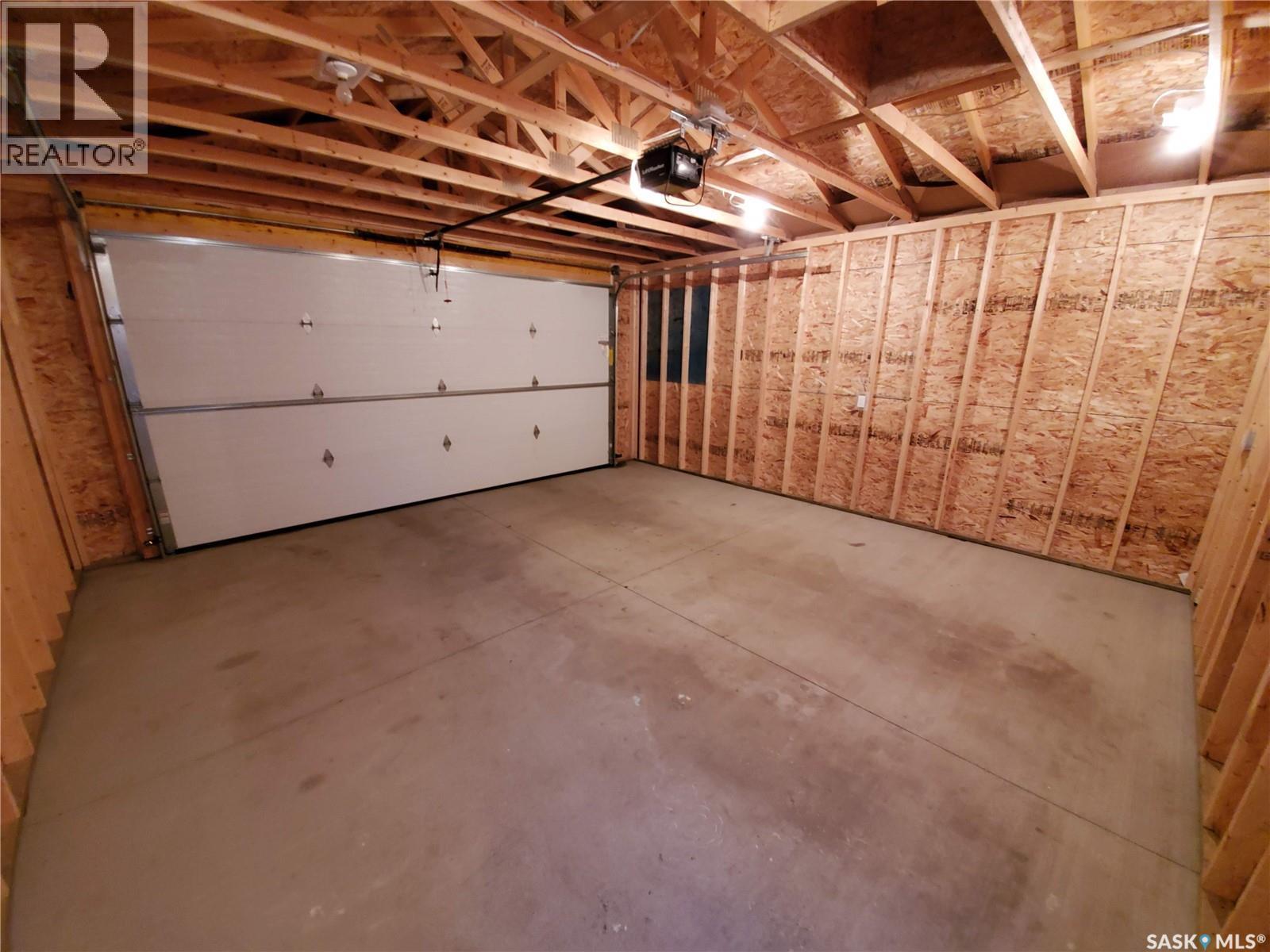 447 Eaton Lane, Saskatoon, SK - Indoor Photo Showing Garage