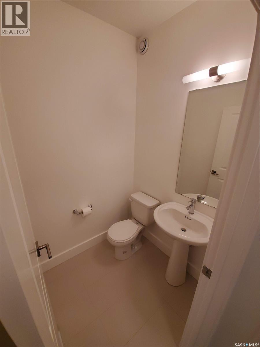 447 Eaton Lane, Saskatoon, SK - Indoor Photo Showing Bathroom