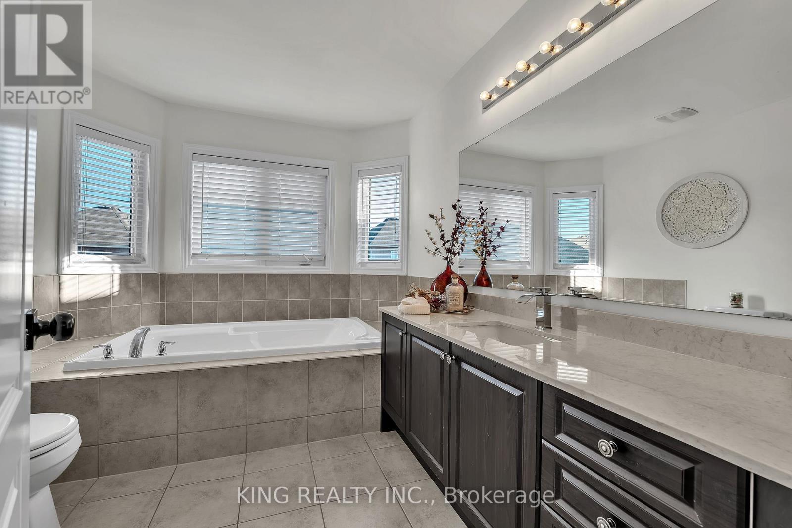 174 Minto Crescent, Milton, ON - Indoor Photo Showing Bathroom