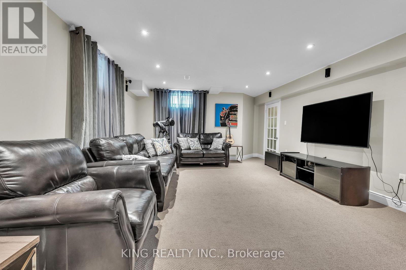 174 Minto Crescent, Milton, ON - Indoor Photo Showing Living Room