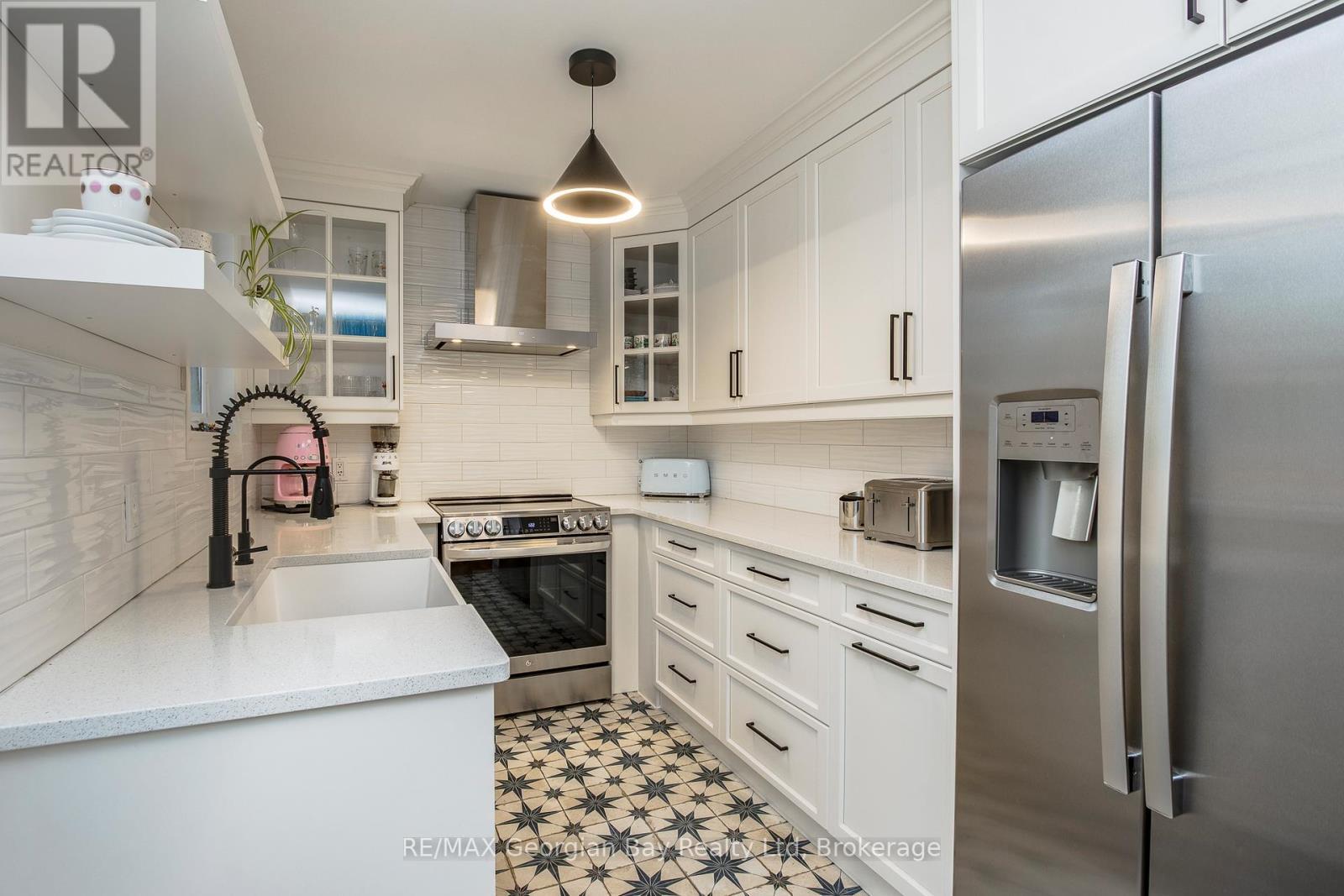 2 Belle Vue Avenue, Tiny, ON - Indoor Photo Showing Kitchen