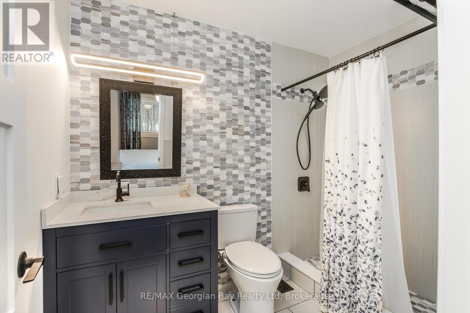 2 Belle Vue Avenue, Tiny, ON - Indoor Photo Showing Bathroom