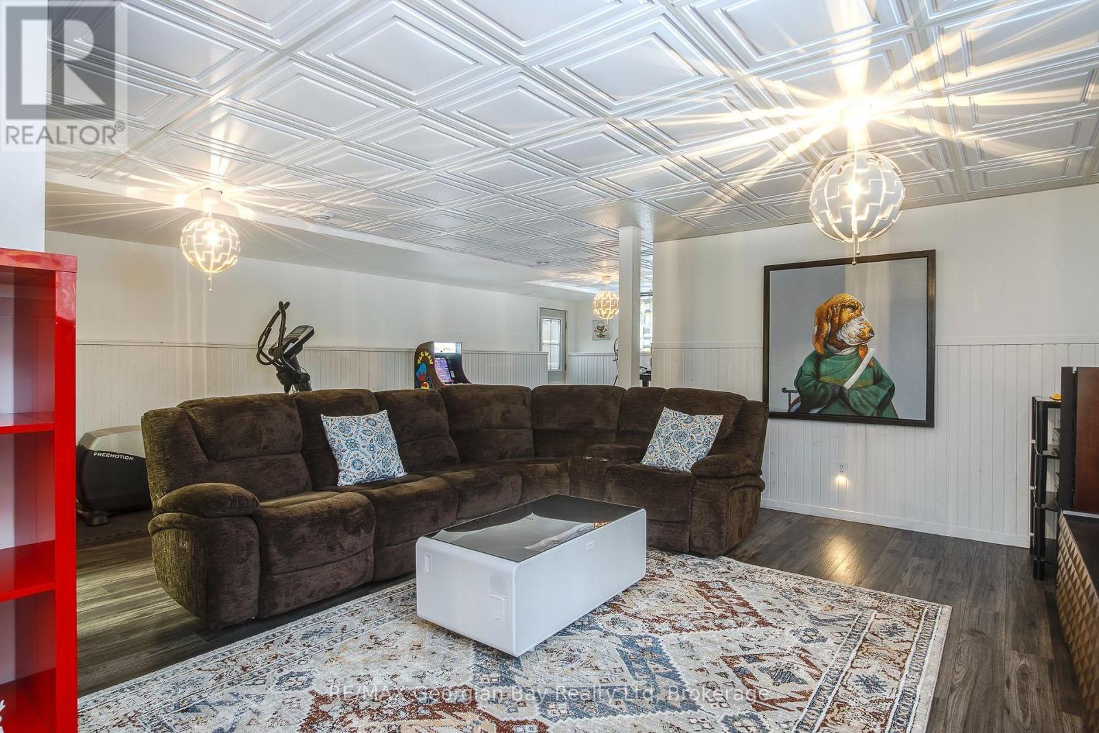 2 Belle Vue Avenue, Tiny, ON - Indoor Photo Showing Living Room