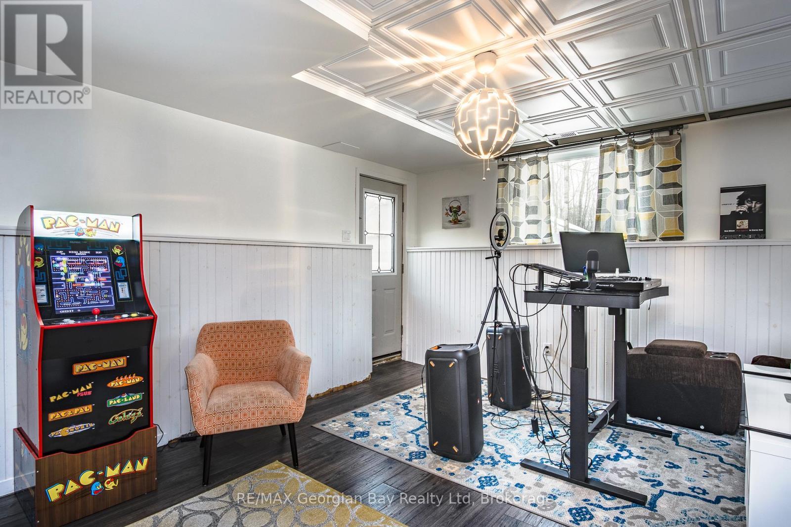 2 Belle Vue Avenue, Tiny, ON - Indoor Photo Showing Gym Room
