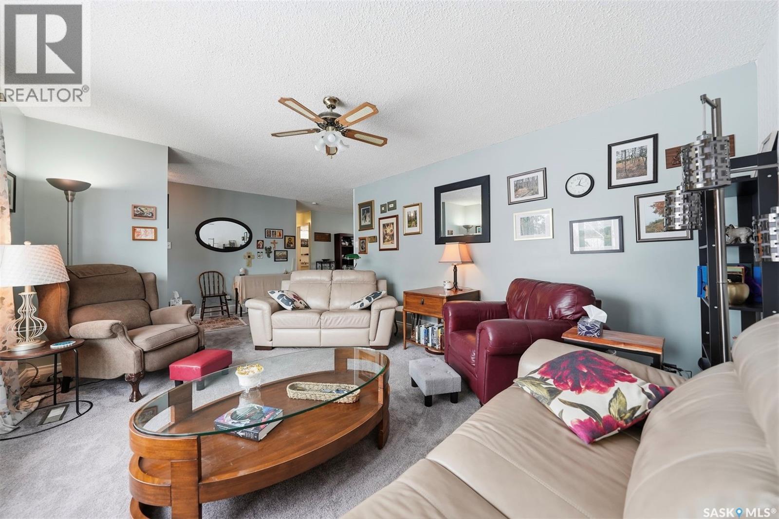 313 7Th Avenue W, Watrous, SK - Indoor Photo Showing Living Room