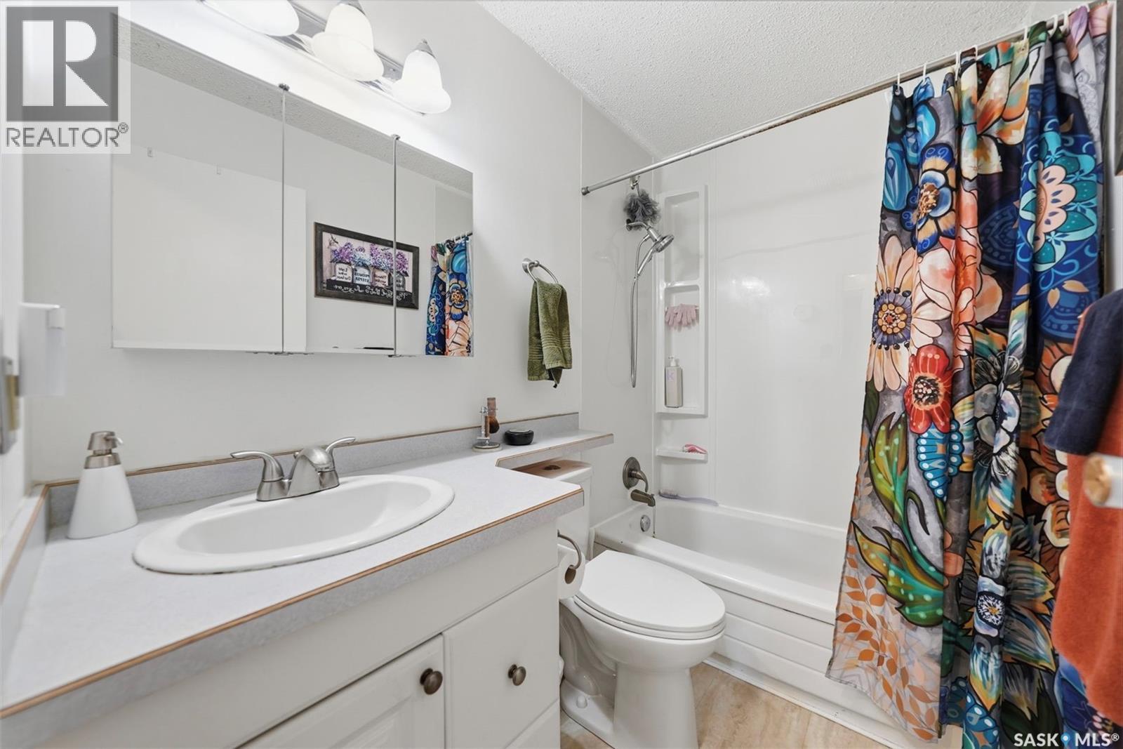 313 7Th Avenue W, Watrous, SK - Indoor Photo Showing Bathroom
