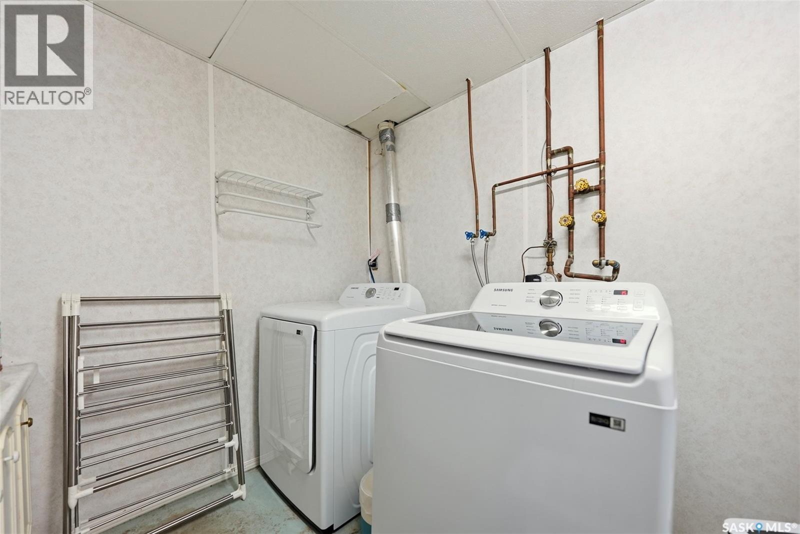 313 7Th Avenue W, Watrous, SK - Indoor Photo Showing Laundry Room